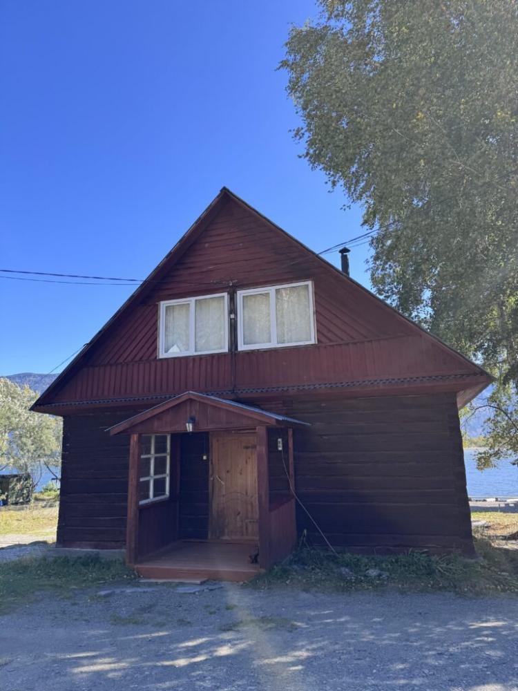 Дом Огонек на берегу Телецкого озера