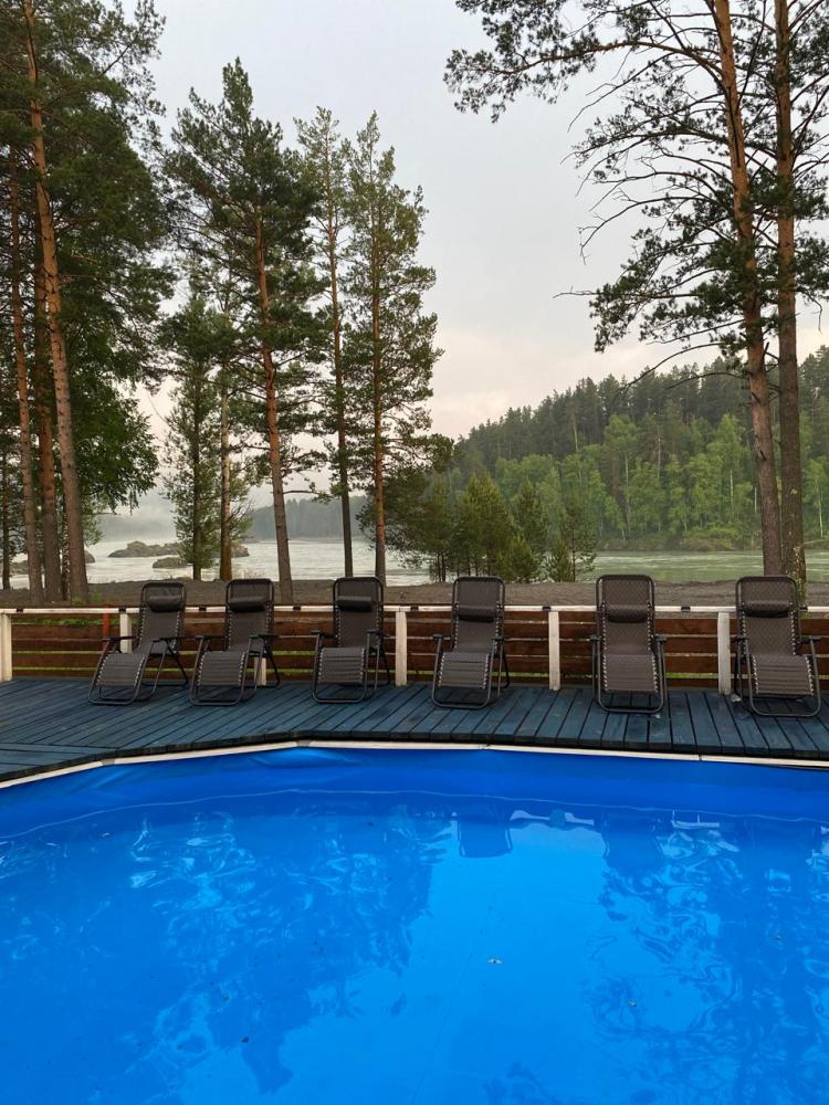 База отдыха с бассейном в Горном Алтае у реки Катунь