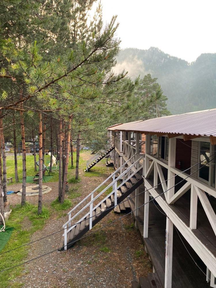 Дом на Алтае у реки Катунь с благоустроенными номерами