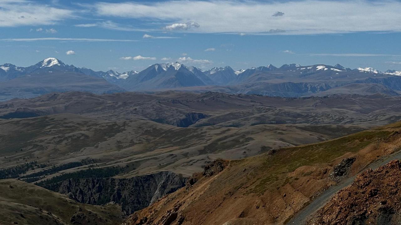 Алтайские горы вид с перевала