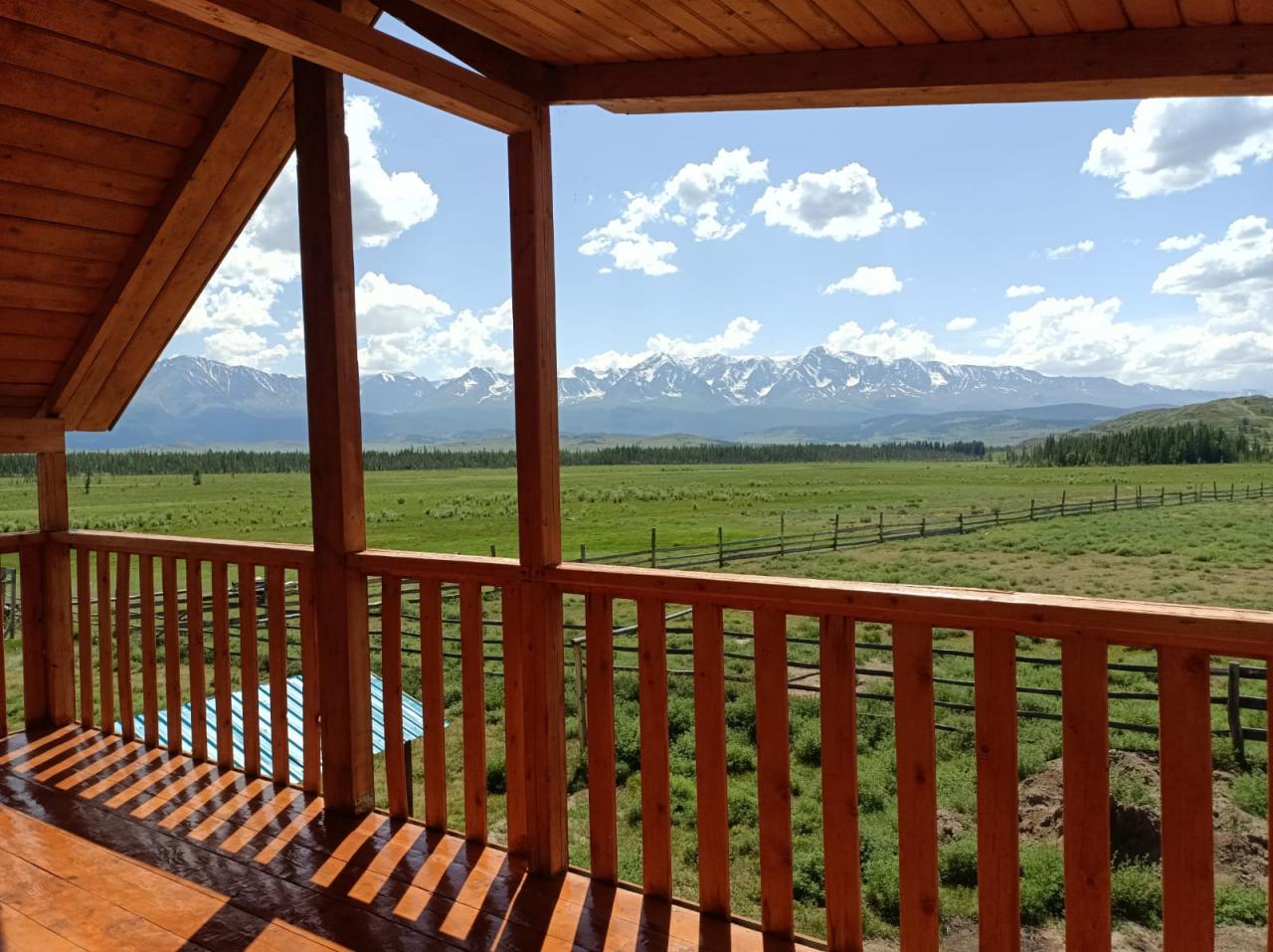 Вид из двухэтажного дома на горы