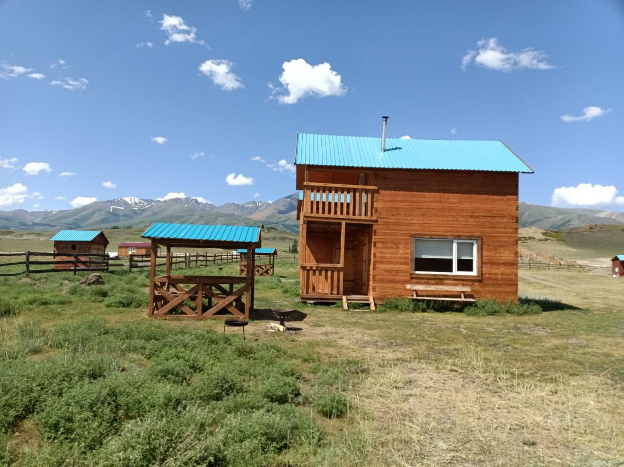 Двухэтажный дом с беседкой