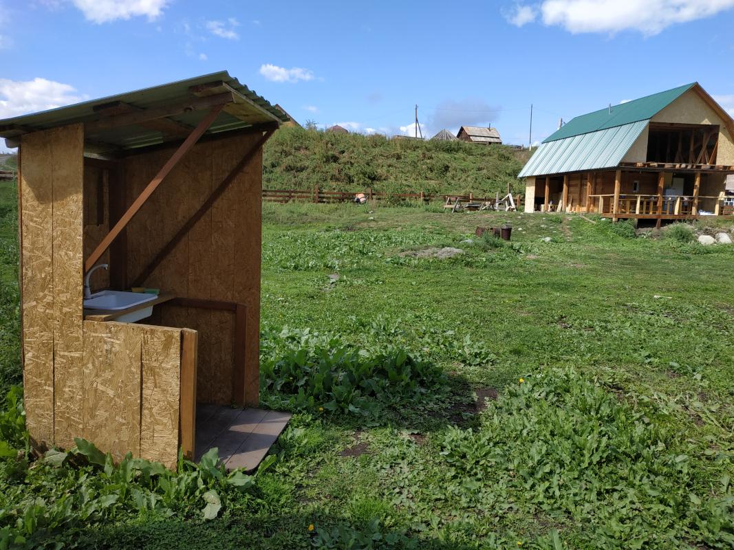 Умывальник для домиков на берегу реки