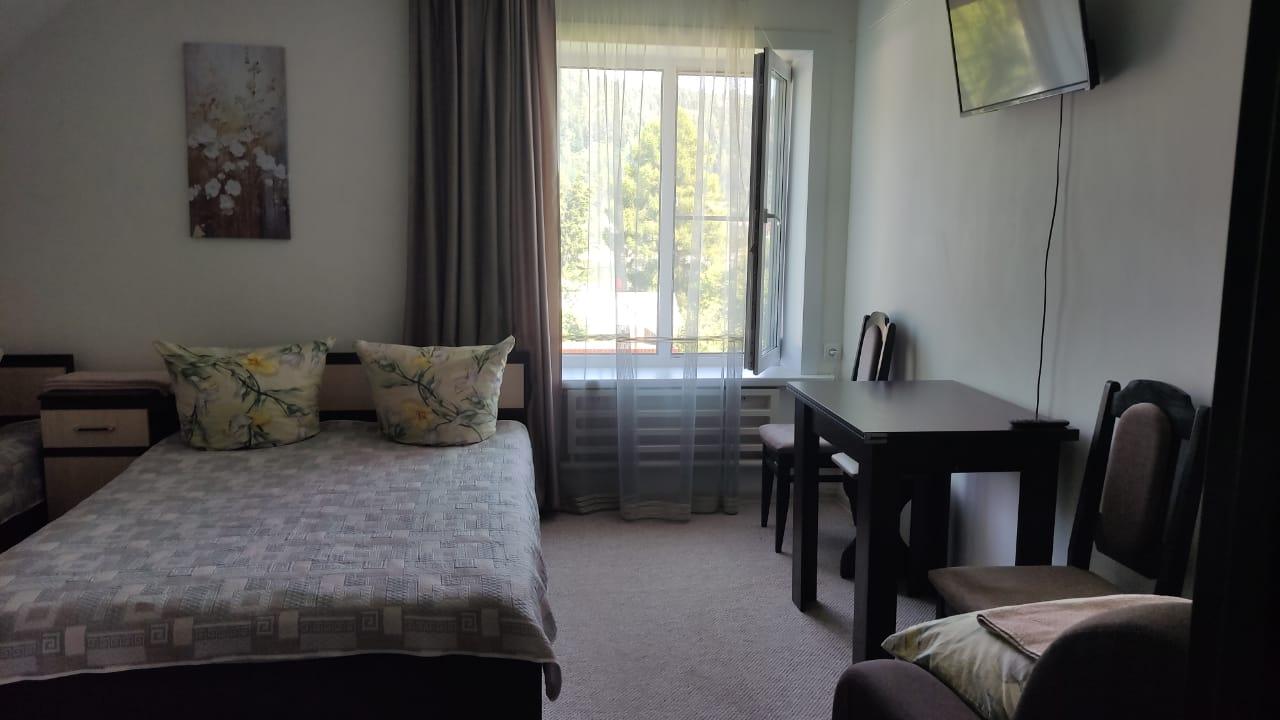 Комната 4-хместная на 2 этаже. Душ и туалет на этаже.