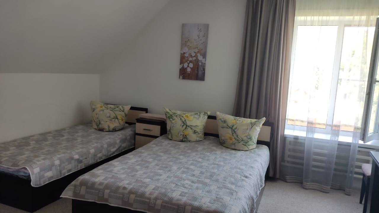 Комната 4-хместная на 2 этаже. Душ и туалет на этаже.