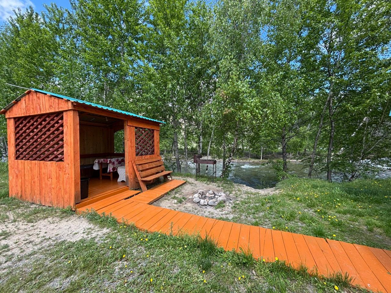 Беседка у реки для дома на 7 человек