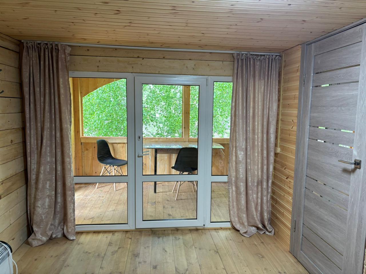 Дом 3-местный с верандой у реки Б. Яломан