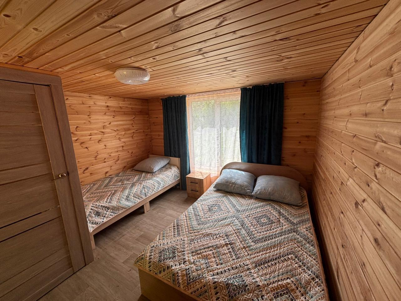 Дом у реки 3-хместный полублагоустроенный