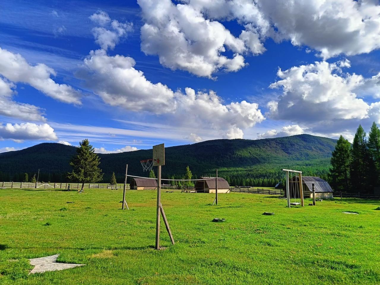 База отдыха "Энчи" за Улаганом в Горном Алтае у реки Башкаус