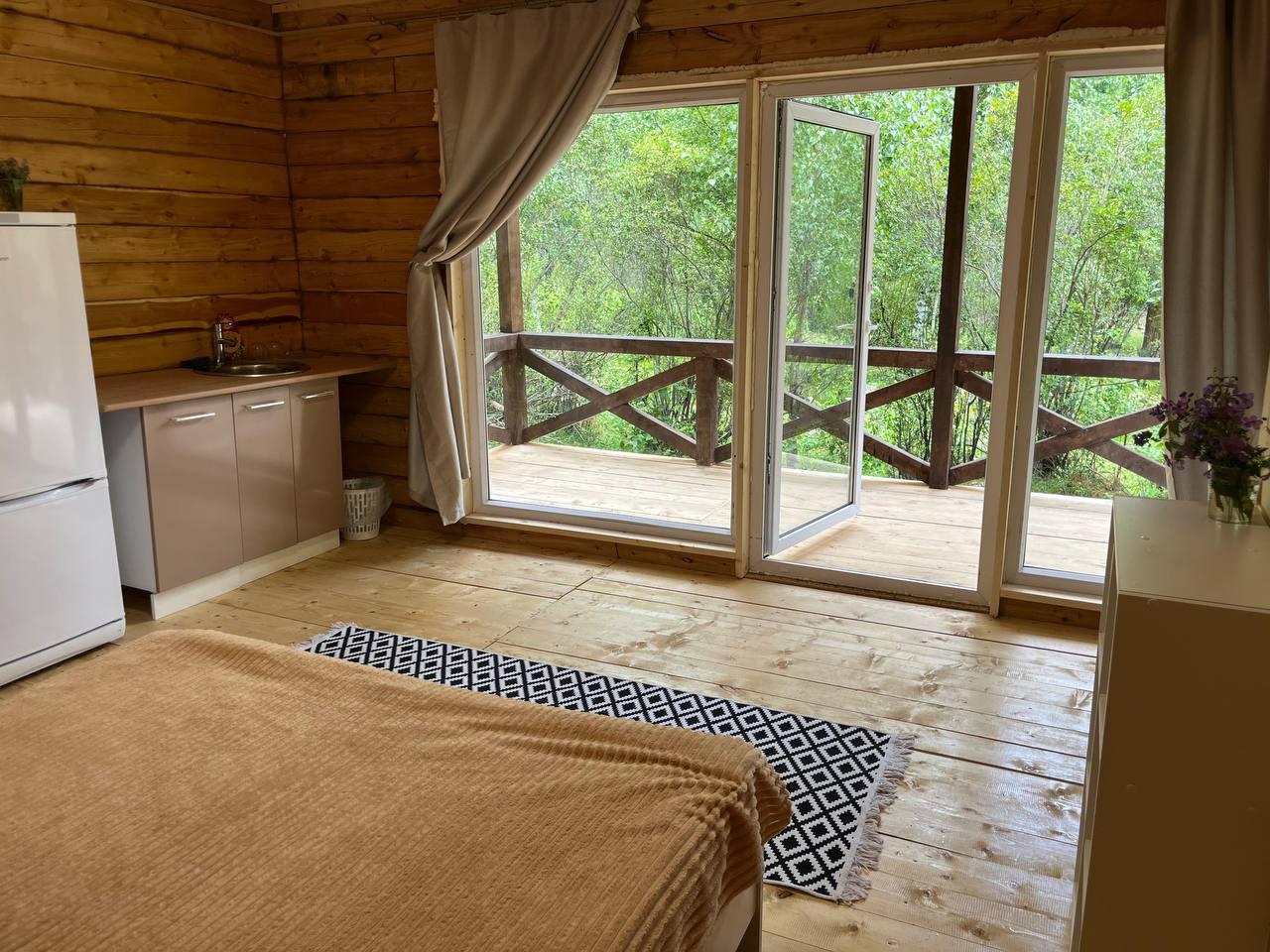 Дом 3-местный с панорамными окнами благоустроенный (душ, туалет)