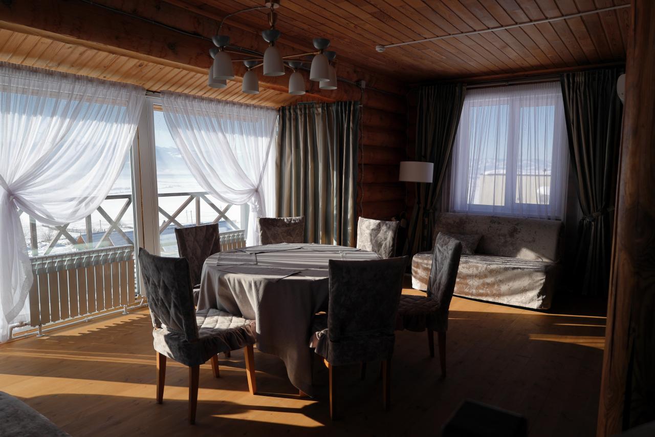 Зал с панорамным окном