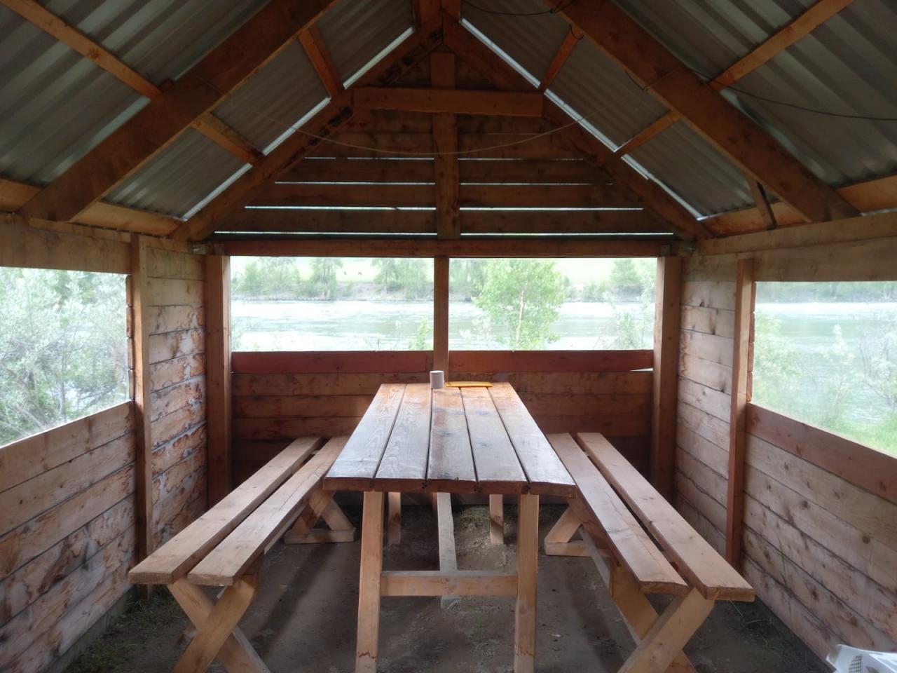 Отдых на Алтае у реки Башкаус в беседке с видом на реку