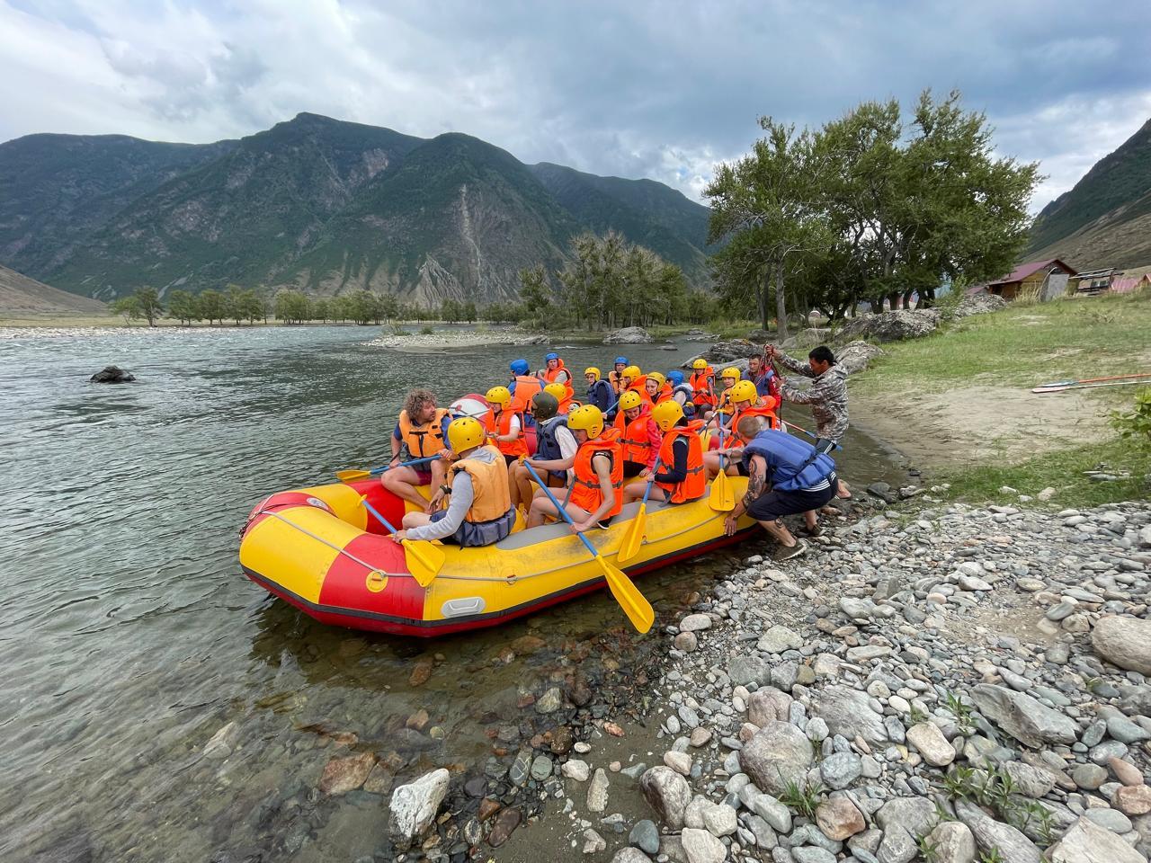 Переправа на Каменные грибы через реку Чулышман с турбазы "Березка"