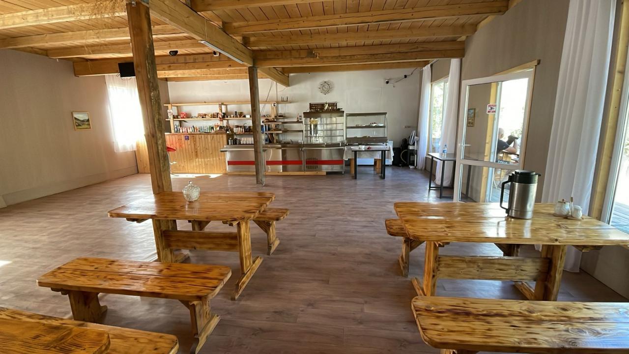 Кафе в Горном Алтае на берегу Чулышмана