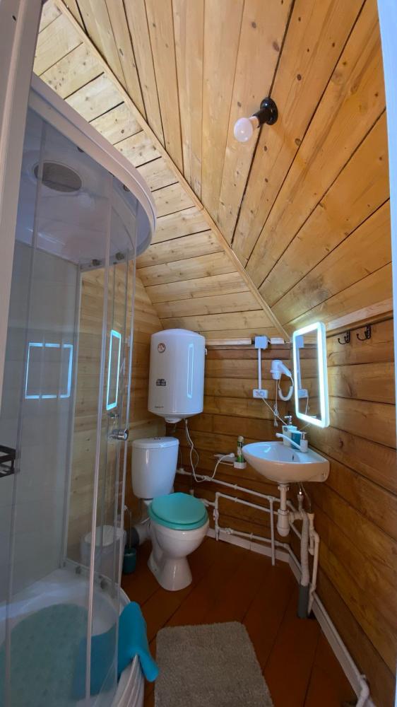 Санузел с душем в Аиле