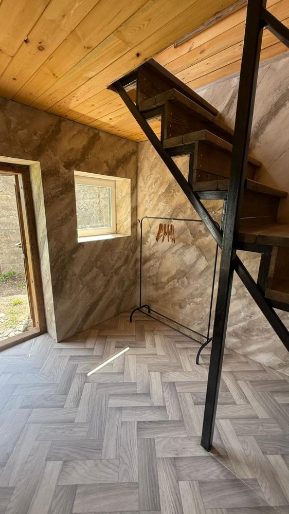 Белый дом двухэтажный благоустроенный с кухней на 4-6 человек