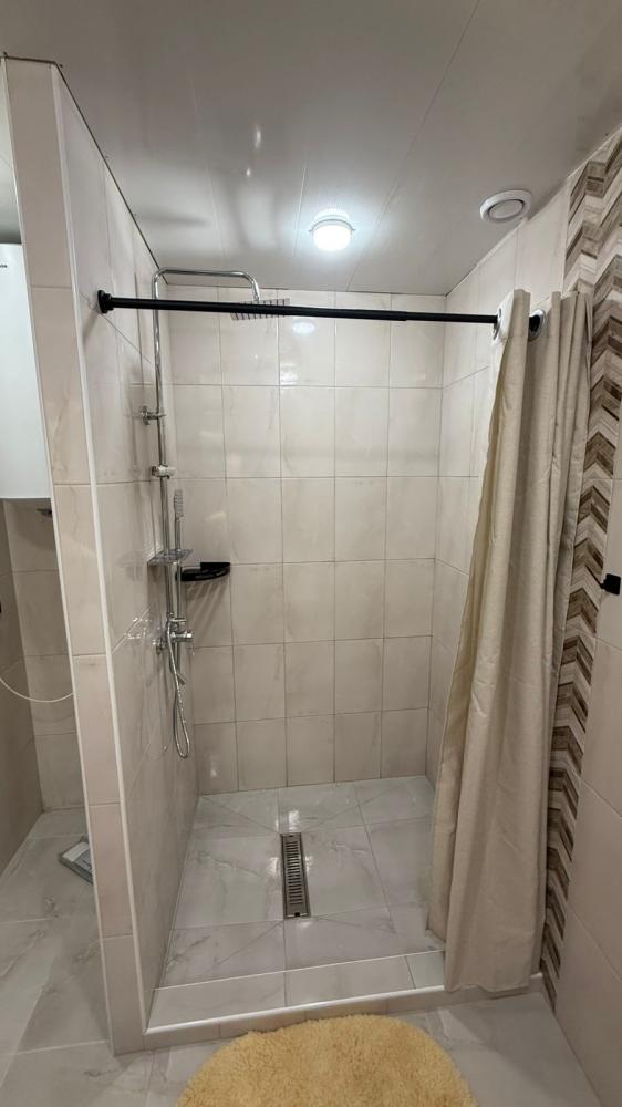 Белый дом двухэтажный благоустроенный с кухней на 4-6 человек