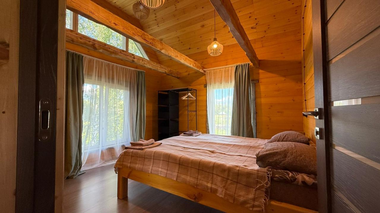 Белый дом двухэтажный благоустроенный с кухней на 4-6 человек