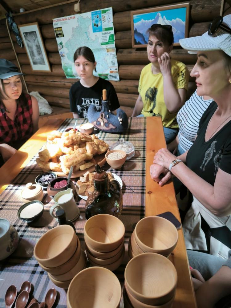 Чаепитие в Алтайской юрте