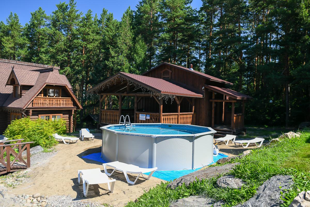 "Замка Лесника" база с бассейном в Белокурихе