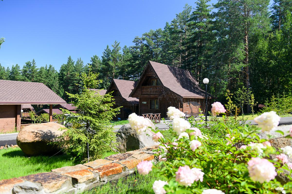 "Замка Лесника" в Белокурихе с бассейном