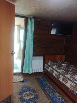 Домик №2 четырехместный с душем, кухней, верандой, туалетом 