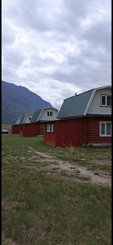 Турбаза "Усть-Чульча" у реки Чулышман в Республике Алтай