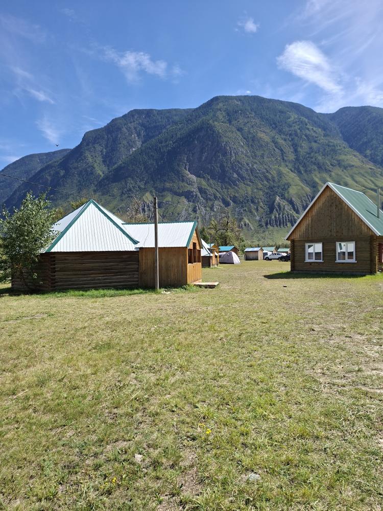 Турбаза "Усть-Чульча" у реки Чулышман в Республике Алтай