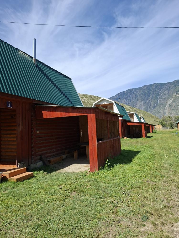 Турбаза "Усть-Чульча" у реки Чулышман в Республике Алтай