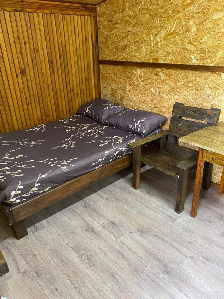 Дом 4-хместный благоустроенный  (душ, WC, кухня)