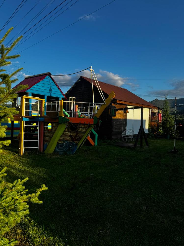 Детская площадка на базе отдыха на Алтае