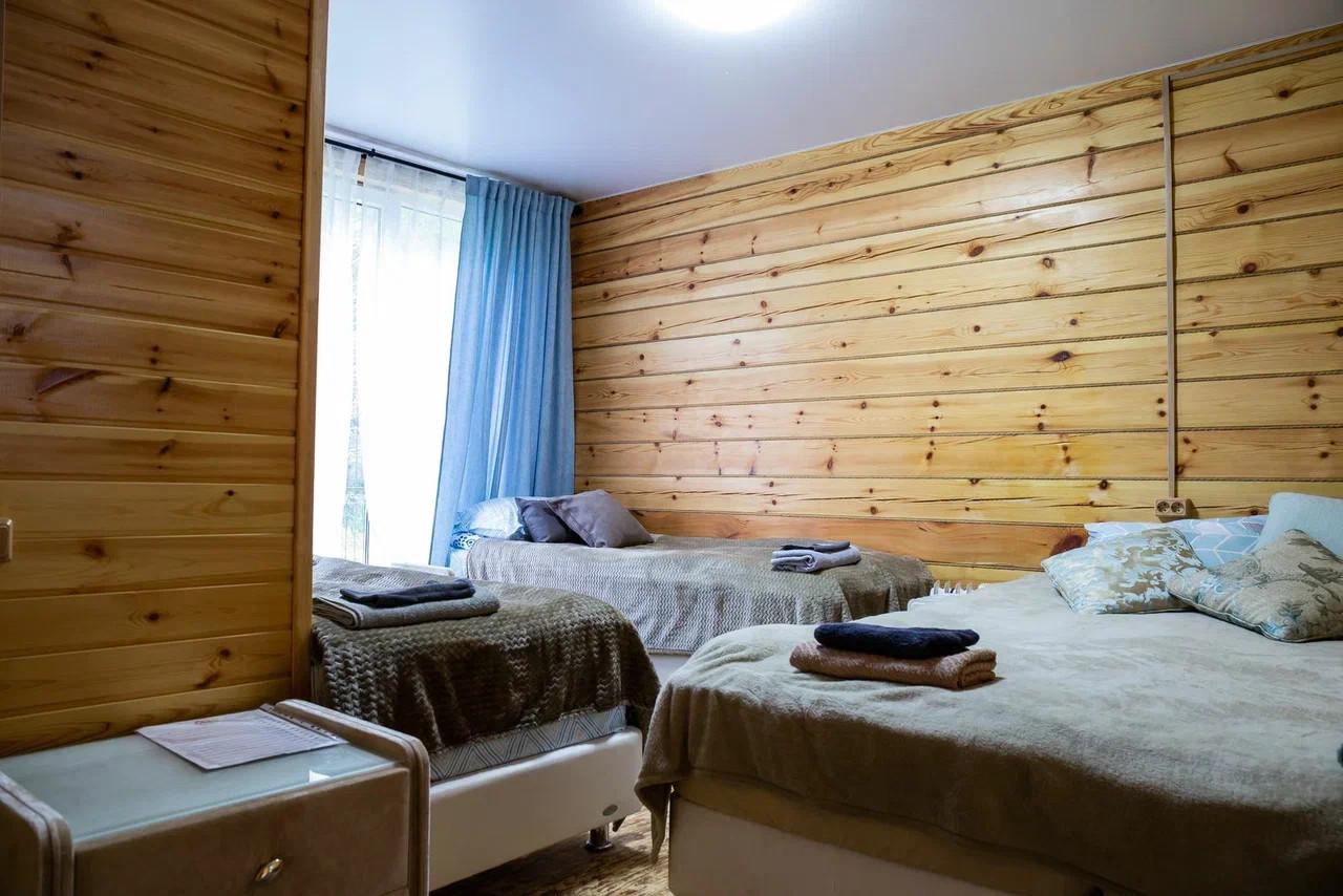 Стандарт 3 односпальные кровати, душ, WC.