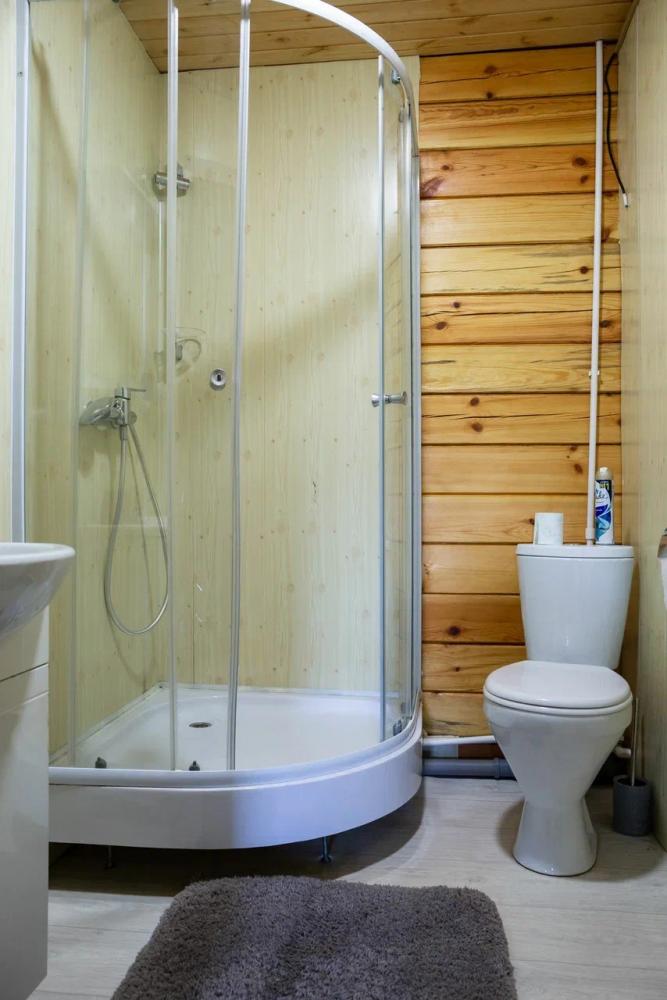 Стандарт 3 односпальные кровати, душ, WC.