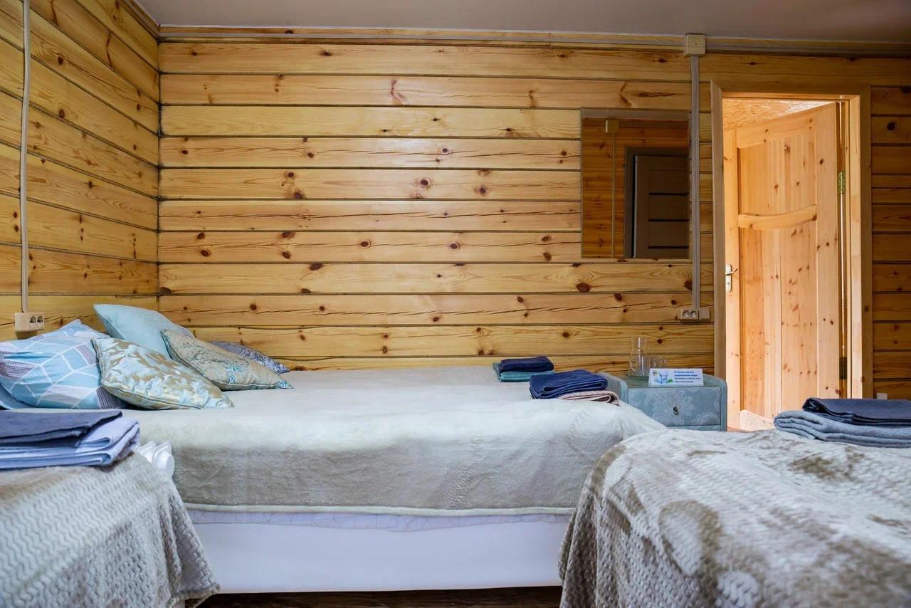 Стандарт 3 односпальные кровати, душ, WC.