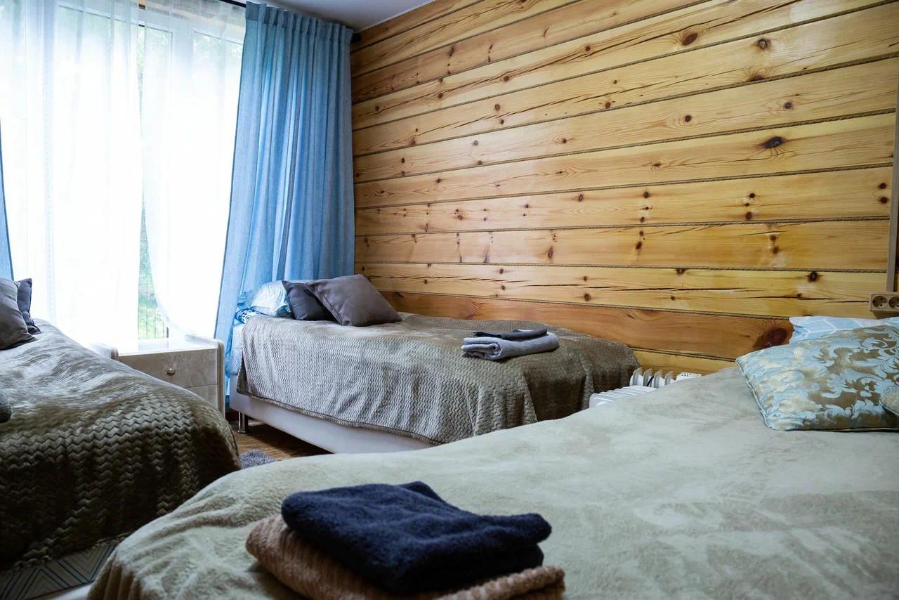 Стандарт 3 односпальные кровати, душ, WC.