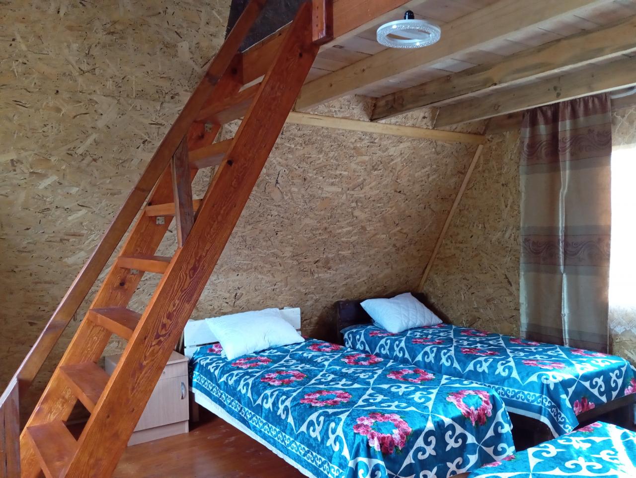 Теплый 6 местный двухъярусный домик