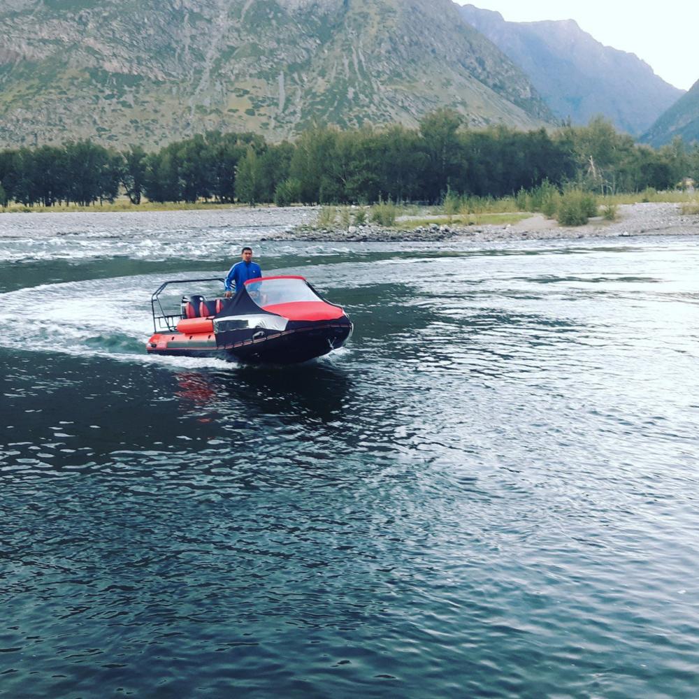 Лодка на реке Чулышман