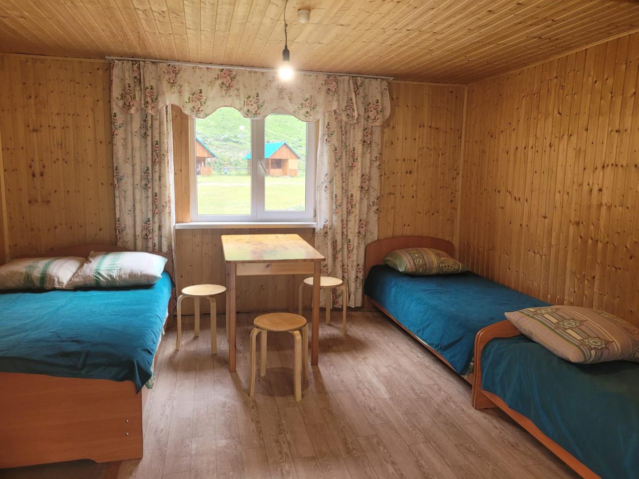 Дом 4-местный благоустроенный с печкой, душем, туалетом