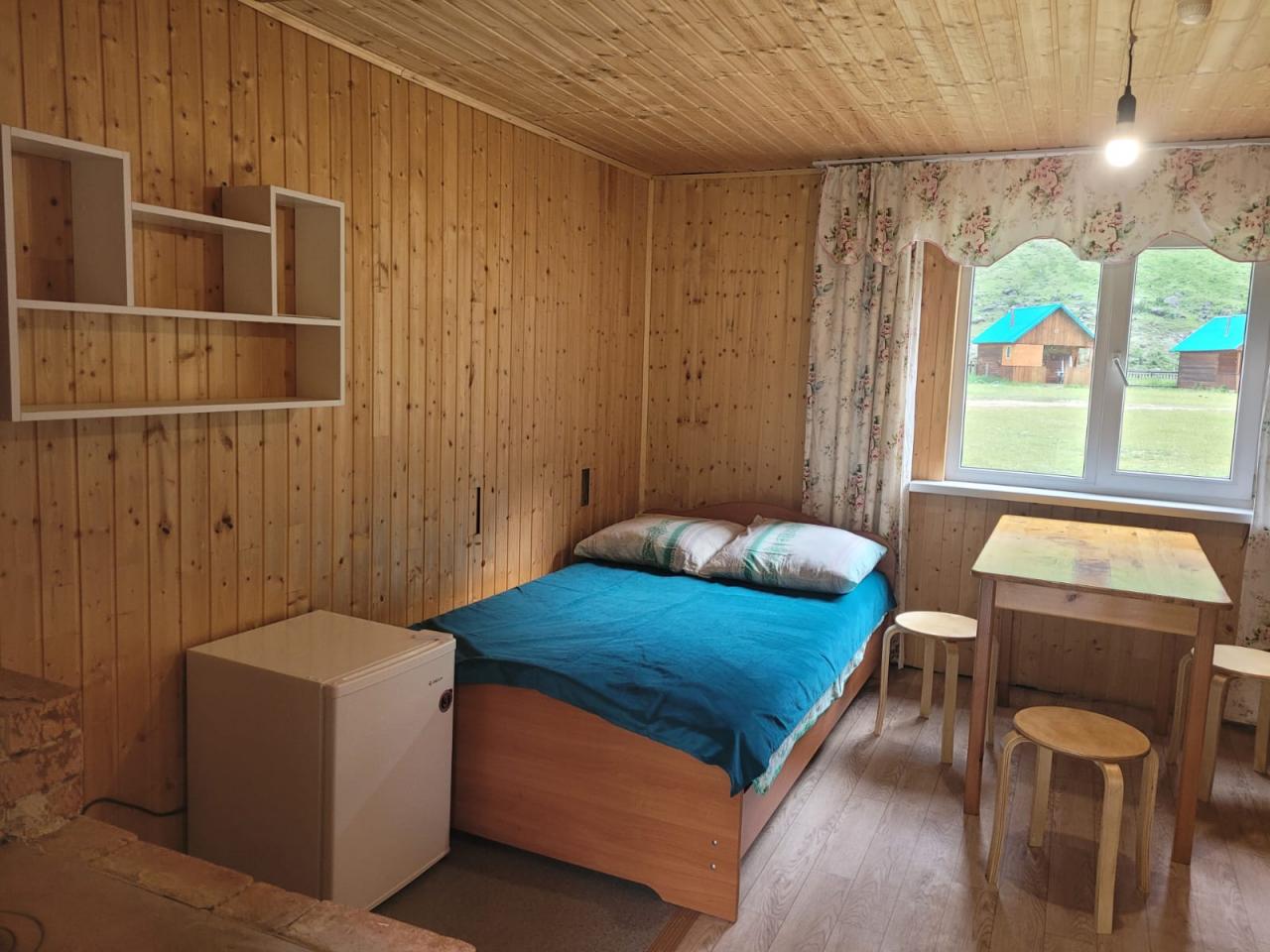 Дом 4-местный благоустроенный с печкой, душем, туалетом