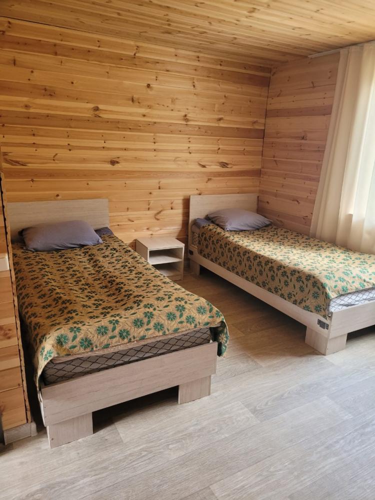 Домик 4-хместный благоустроенный с душем, туалетом, печкой.