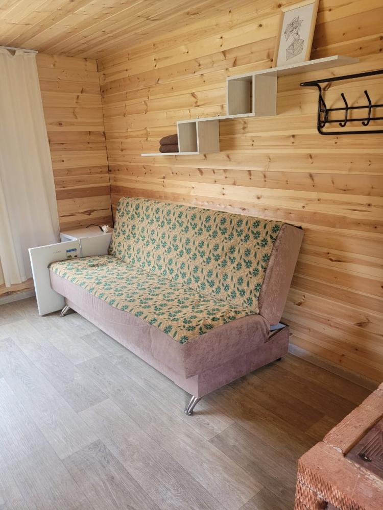 Домик 4-хместный благоустроенный с душем, туалетом, печкой.