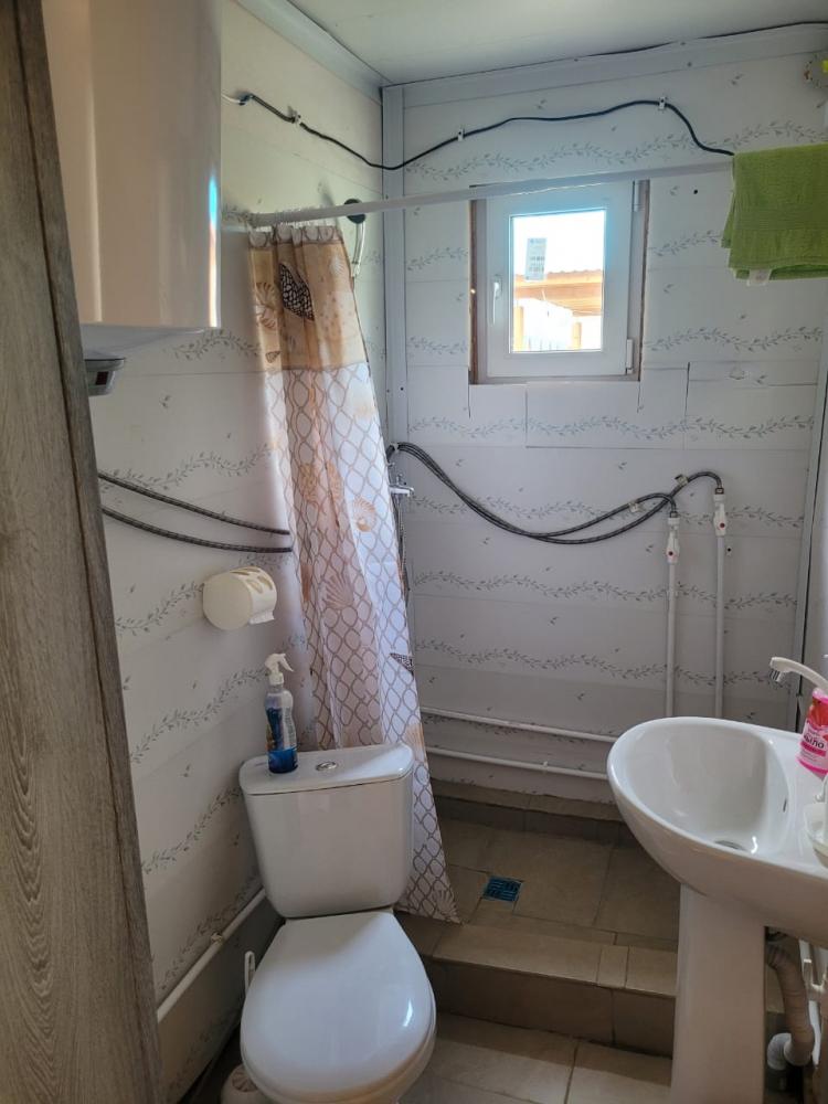 Домик 4-хместный благоустроенный с душем, туалетом, печкой.