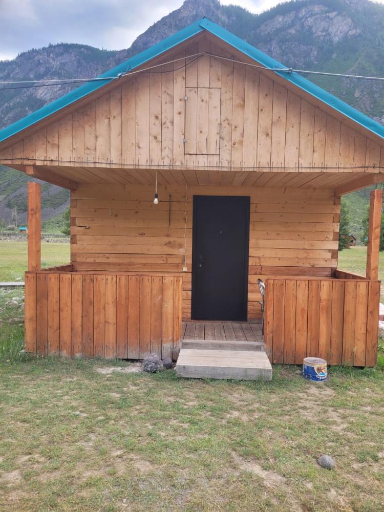 Домик 4-хместный благоустроенный с душем, туалетом, печкой.