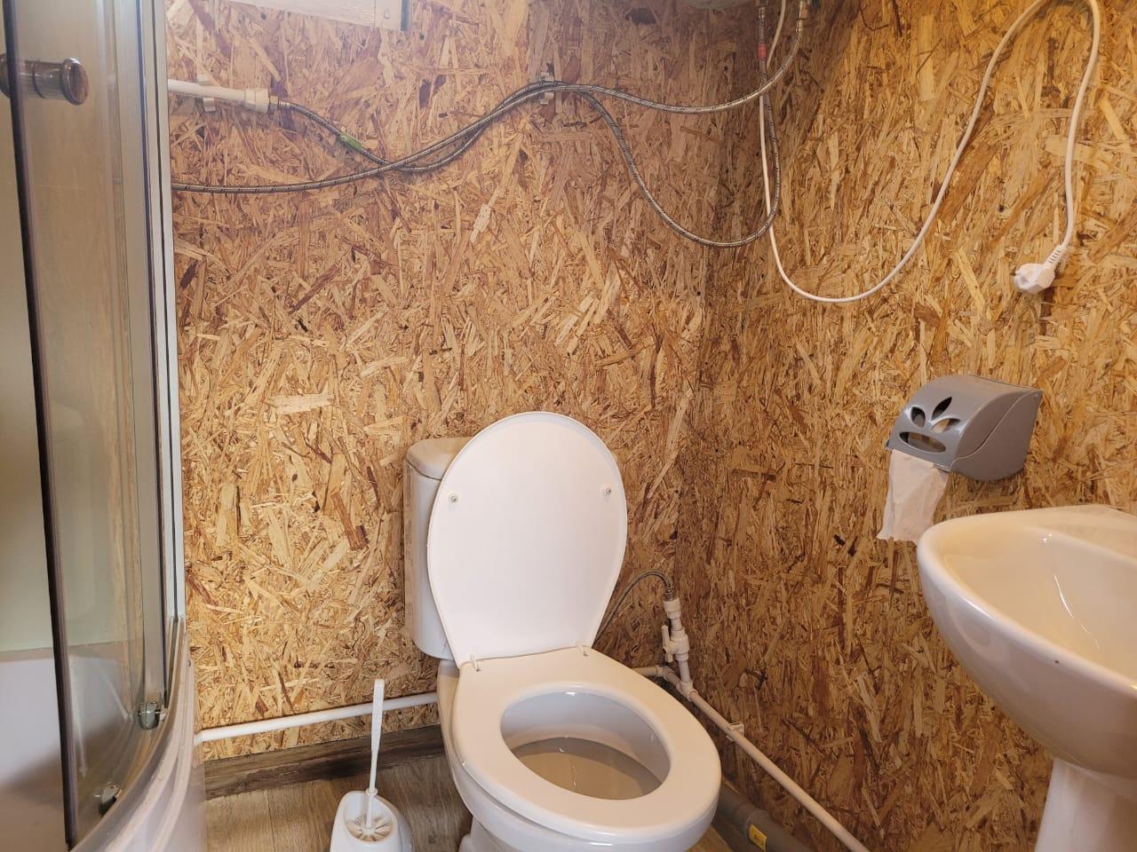 Дом 4-местный благоустроенный с печкой, душем, туалетом