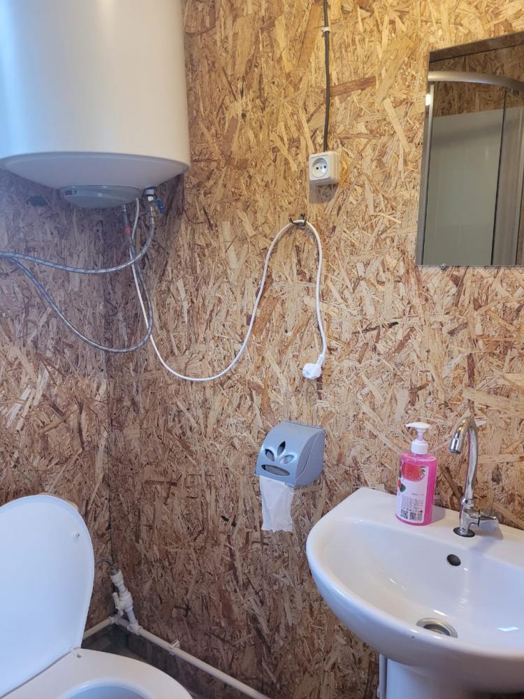 Дом 4-местный благоустроенный с печкой, душем, туалетом