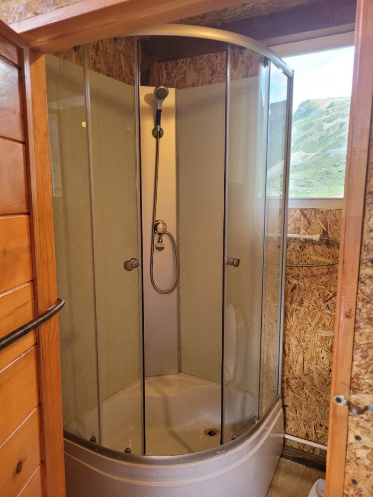 Дом 4-местный благоустроенный с печкой, душем, туалетом