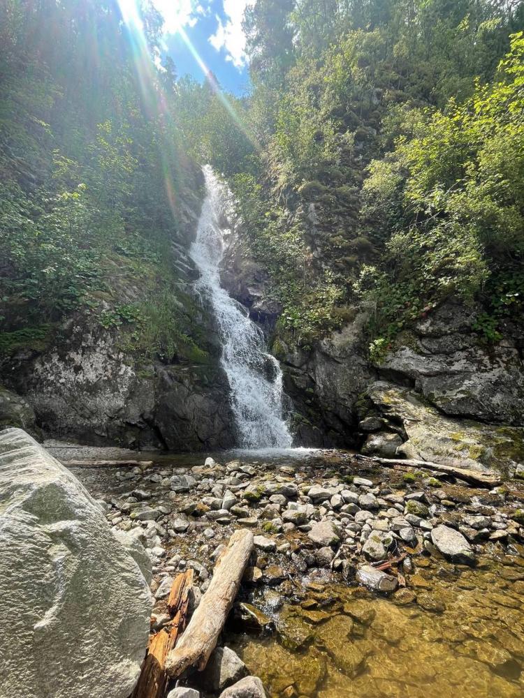 Водопад «40 грехов» на Телецком озере