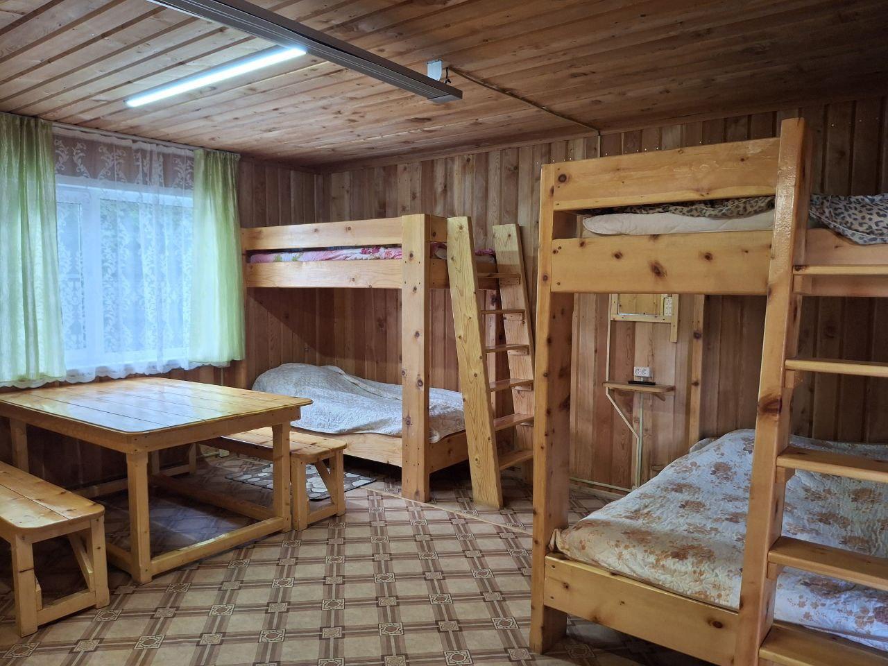 №3 Первый этаж на 6 чел с кухней и туалетом. 