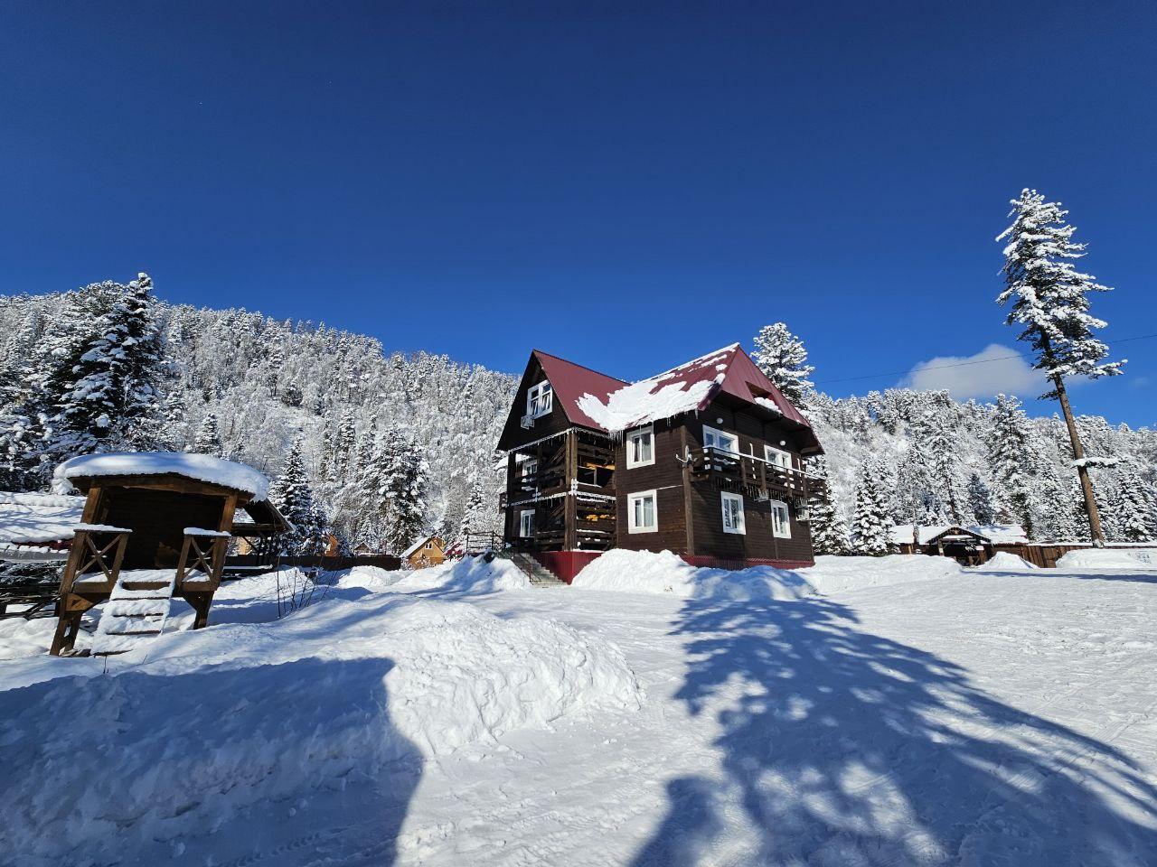 Гостевой дом "Эдельвейс" на Телецком озере весной