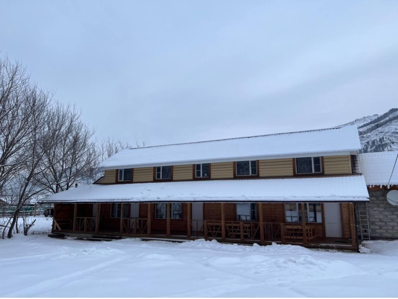 Дом на Алтае с двухуровневыми номерами таун-хаус зимой